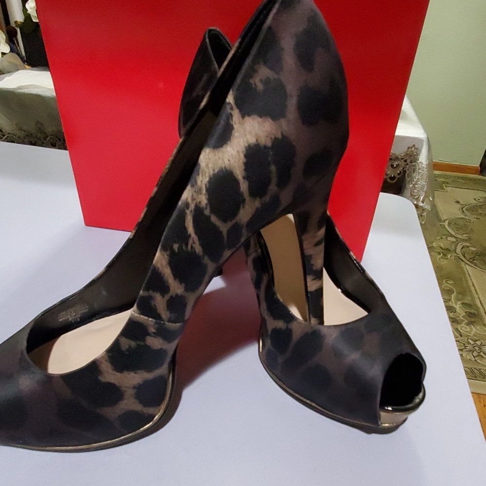 Guess pump heels leopard color